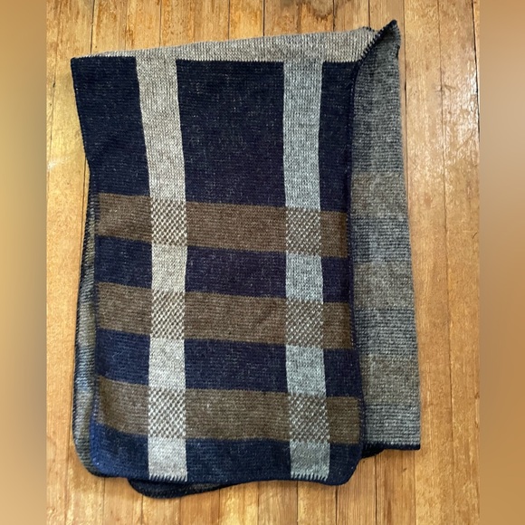 Varma Iceland Wool Plaid Poncho/Shawl - Picture 6 of 7